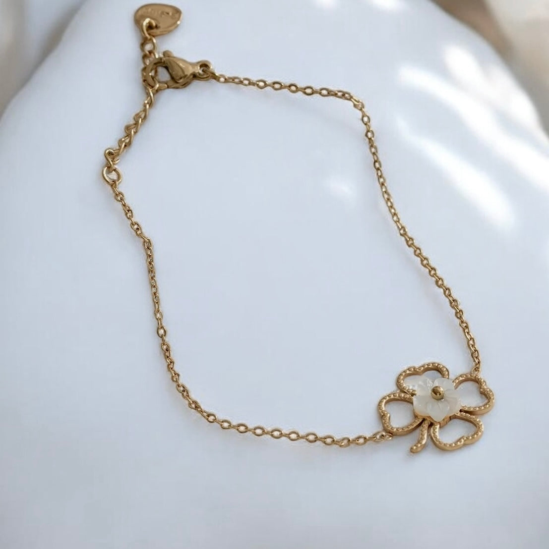 Gouden armband met klaverhanger - Ylova