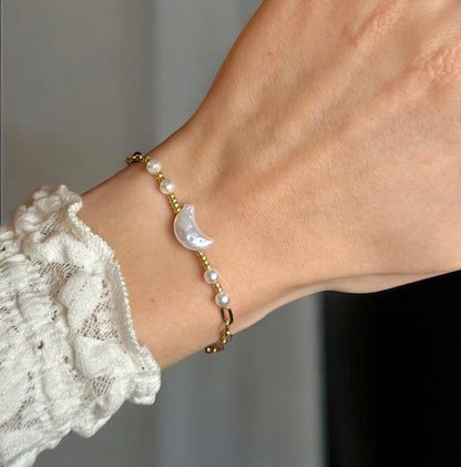 Gouden schakelarmband met parels en schelpdetail - Ylova