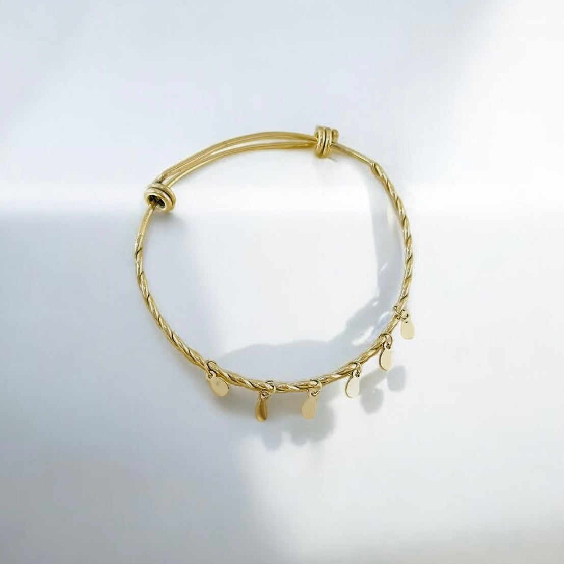Gouden bangle met hangertjes - Ylova