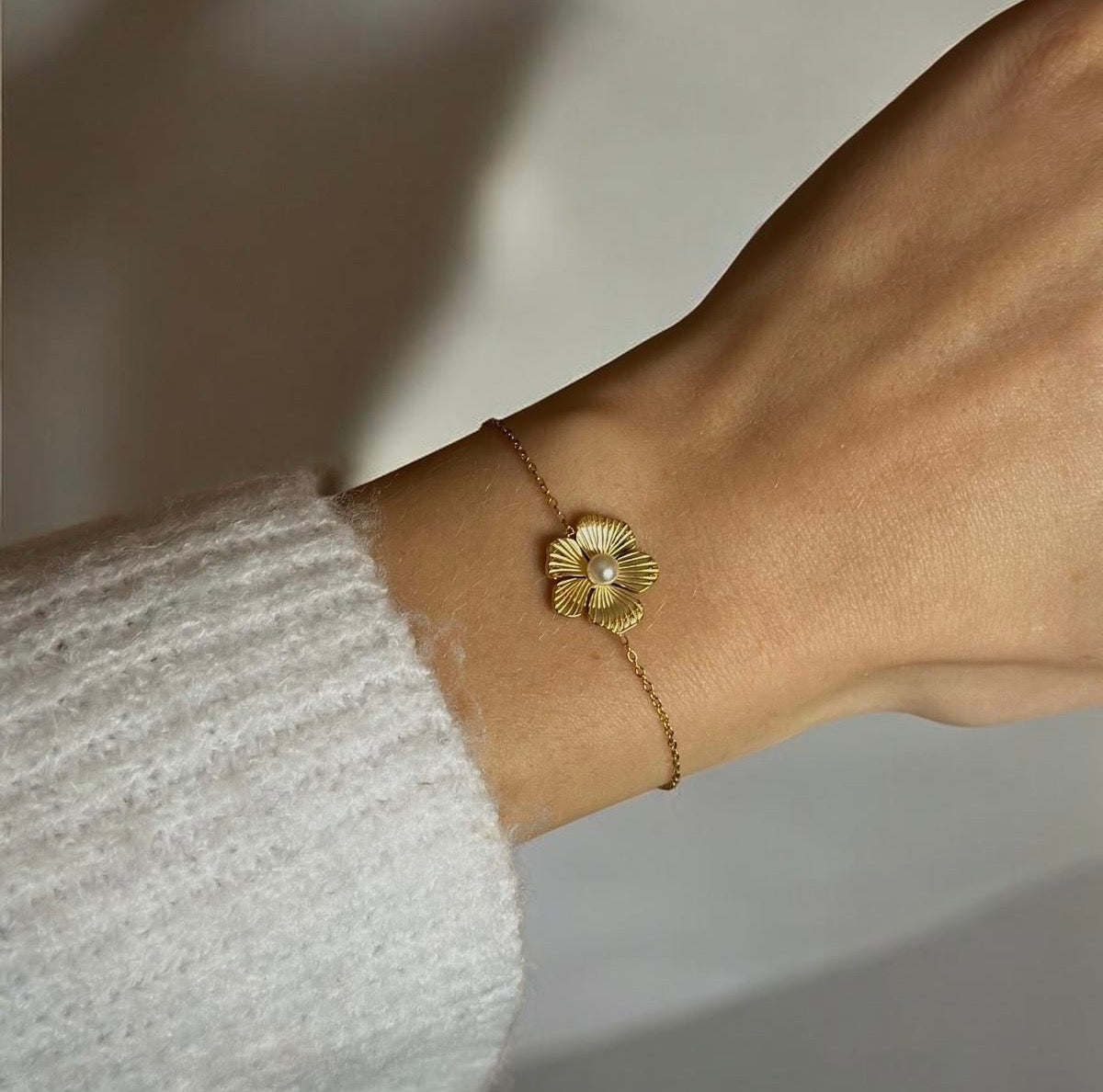 Gouden armband met bloemhanger - Ylova